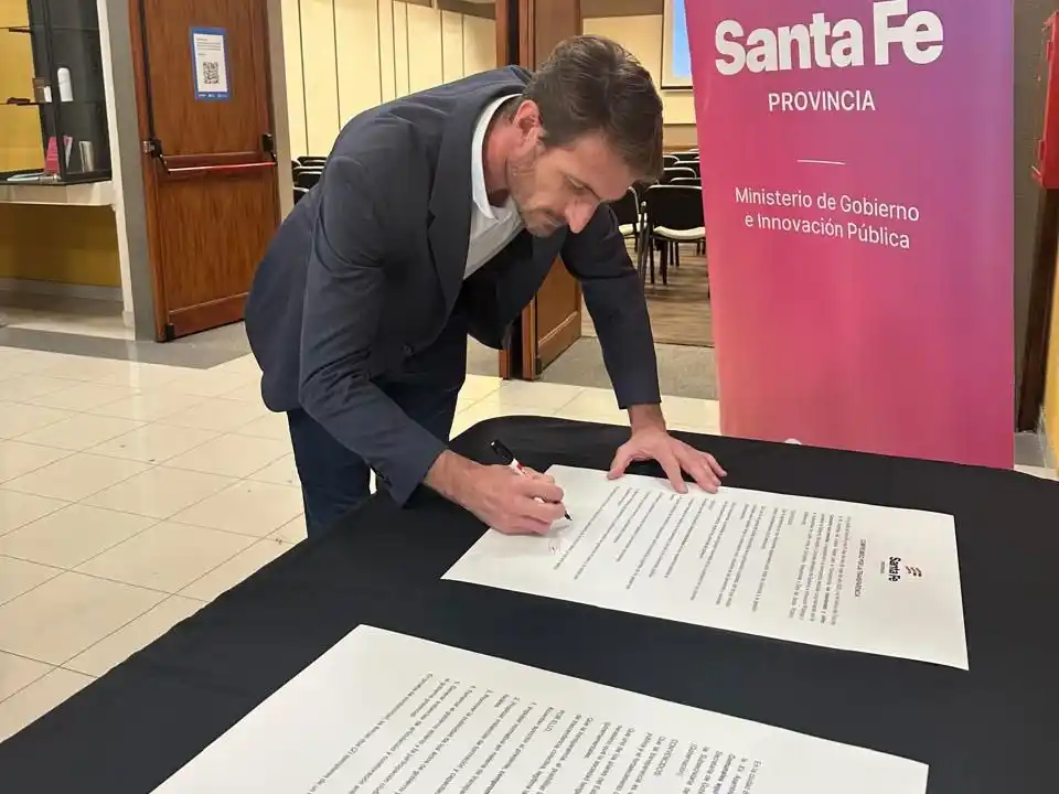 El intendente de San Vicente, Gonzalo Aira, firmó un acuerdo de compromiso por la transparencia de las municipalidades