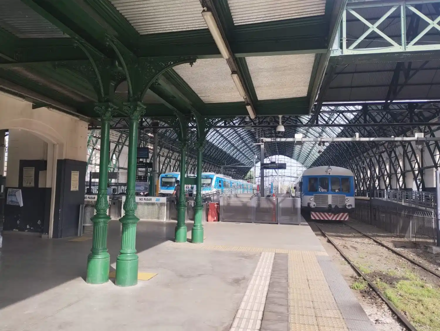 La estación de trenes de La Plata, vacía en medio del paro.