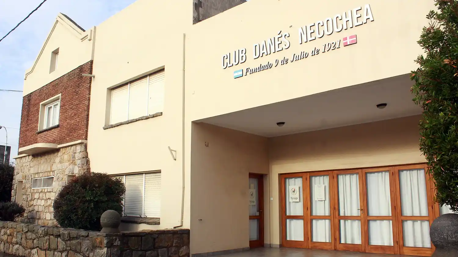En 42 y 55. Tiene la sede el Club Danés desde hace más de 100 años