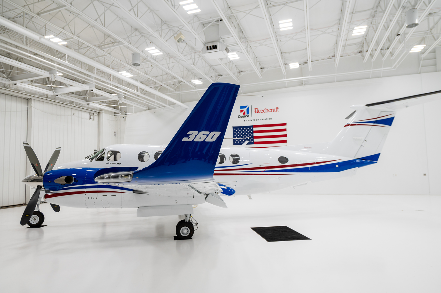 Textron Aviation celebra la entrega del Beechcraft King Air 360 número 100