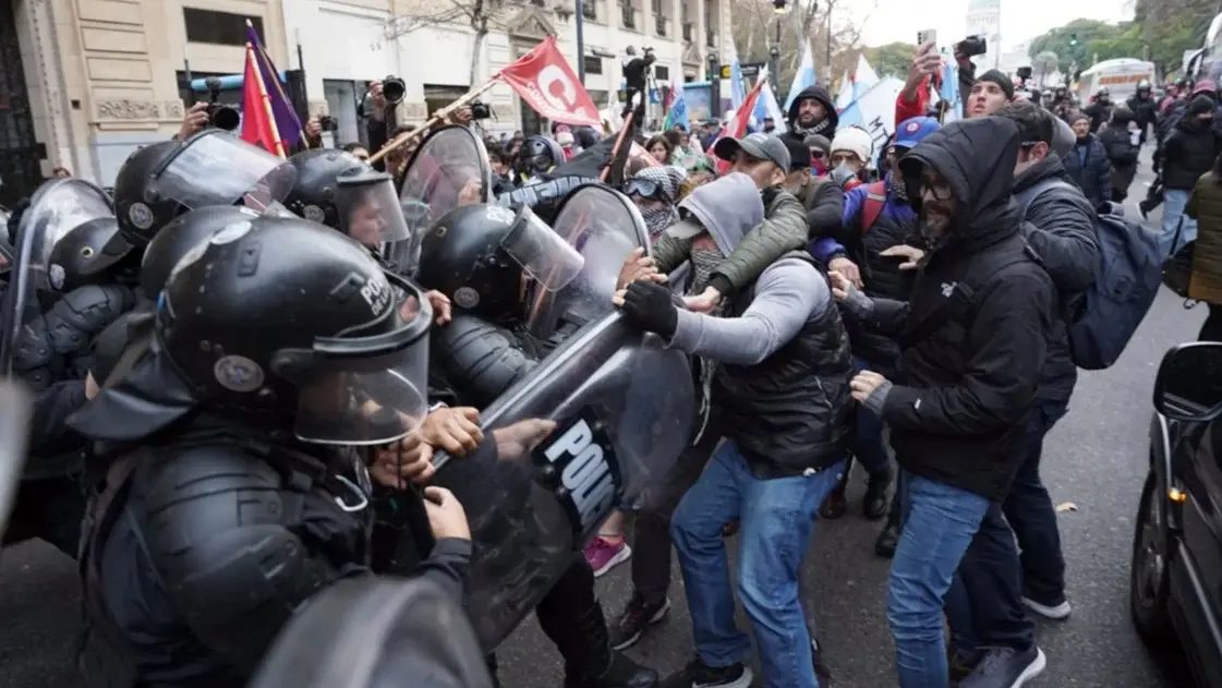 Tensión en la marcha de jubilados: aplican el protocolo y los manifestantes están en Plaza de Mayo
