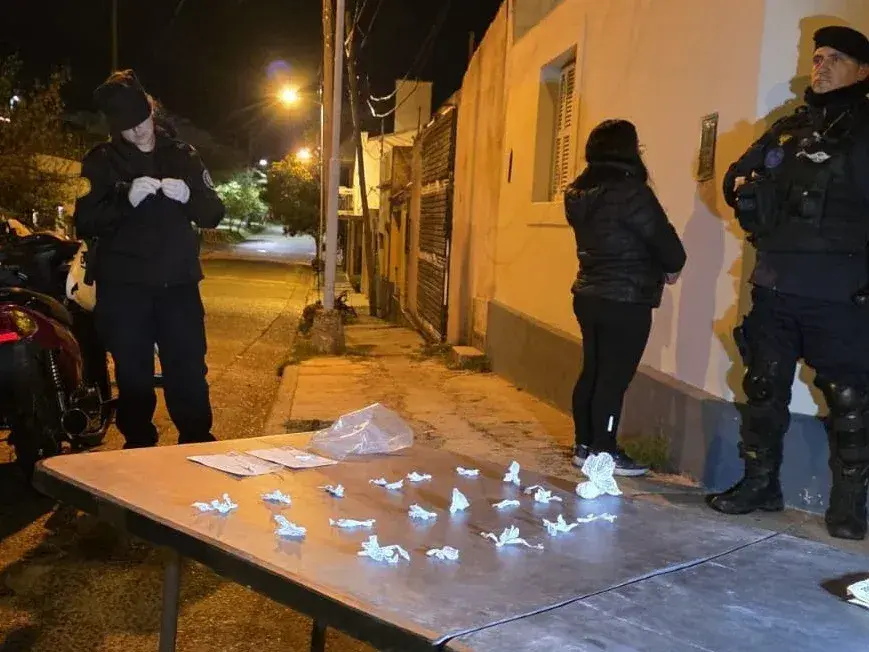 Detienen a una mujer con cocaína y $390.000 durante un operativo policial