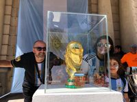 El furor copero capturado: Las mejores imagenes de la visita de las copas de la "Scaloneta"