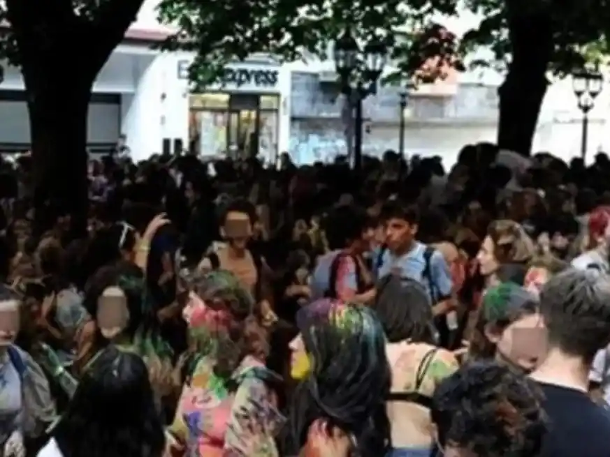 La educación y el diálogo son fundamentales para prevenir el consumo en adolescentes.