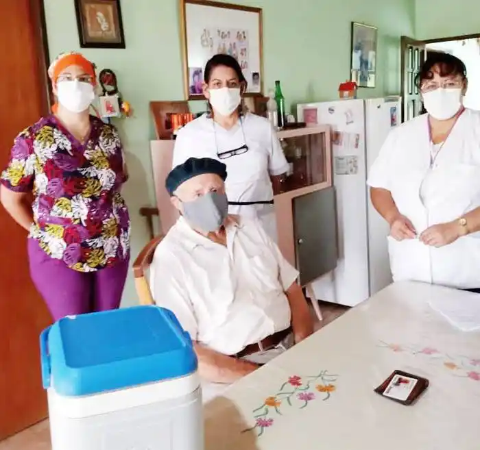 Un abuelito de 96 años  fue vacunado 