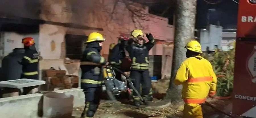 Un feroz incendio afectó a tres viviendas y demandó un megaoperativo de Bomberos