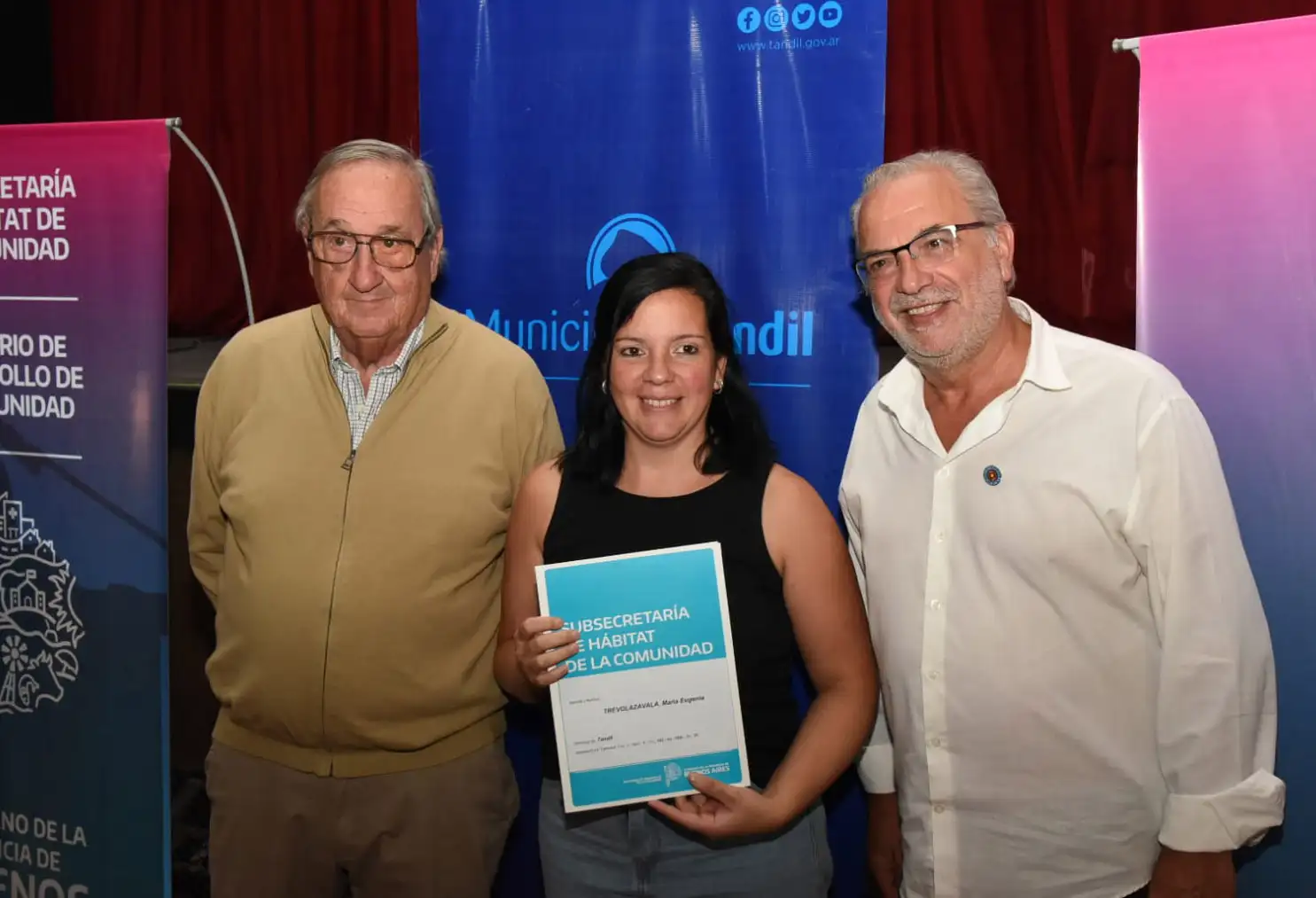 María Eugenia Trevolazavala recibió su boleto de compraventa de parte del intendente Lunghi y el subsecretario de Hábitat de la Comunidad Rubén Pascolini.