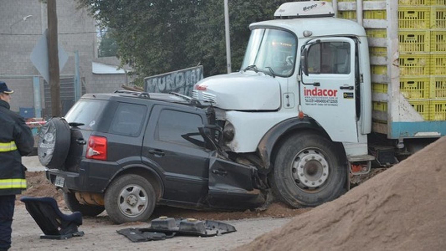 Terrible choque entre una camioneta y un camión en Córdoba: un muerto