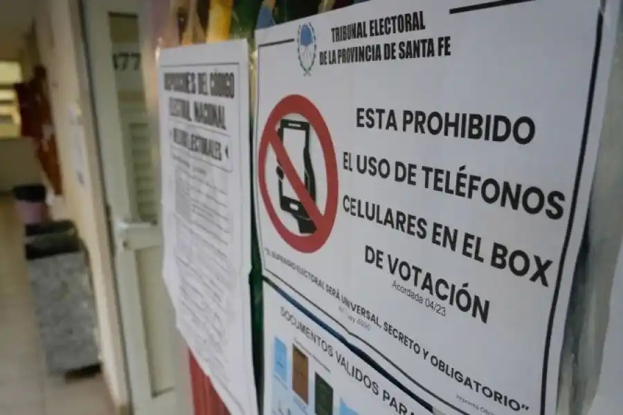 Una mujer usó el celular cuando votaba en Santa Fe y terminó demorada