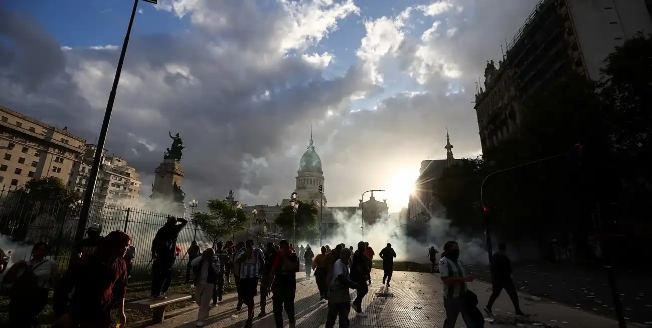 El caos tomó protagonismo fuera del Congreso. Foto: Reuters.