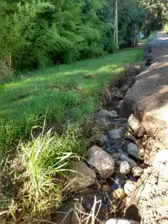 Una calle que está más alta que la vereda acarrea problemas en el Uncas