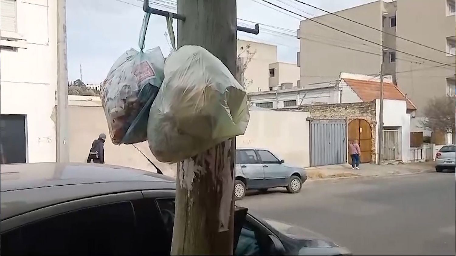 Sin recolección en la ciudad: los trabajadores piden la ropa adecuada