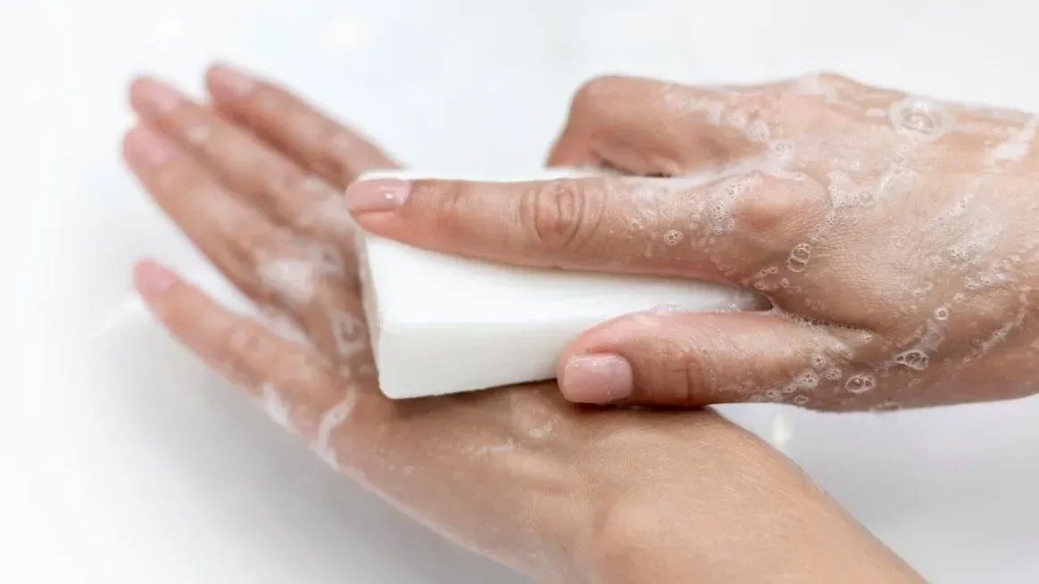 La piel puede sufrir irritaciones y resequedad tras el uso frecuente del jabón blanco.
