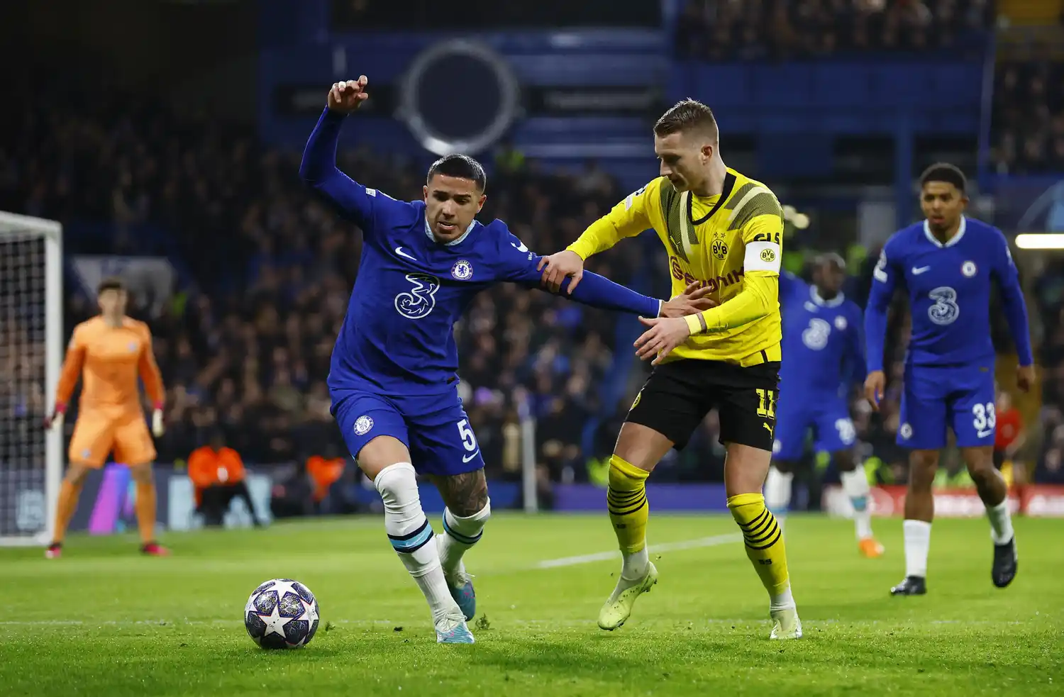 Enzo Fernández protege la pelota ante Marco Reus.
