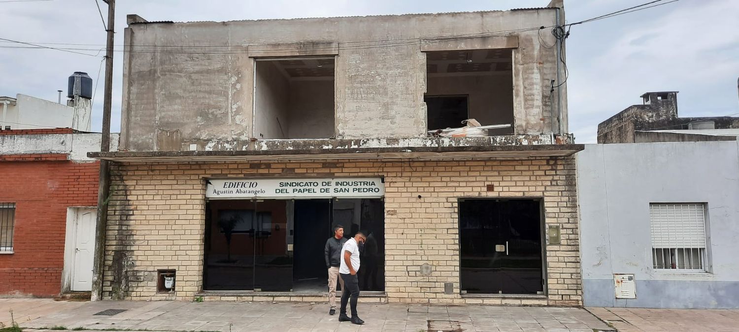 Desalojaron la sede del Sindicato de la Industria del Papel para restituir el inmueble a la Federación