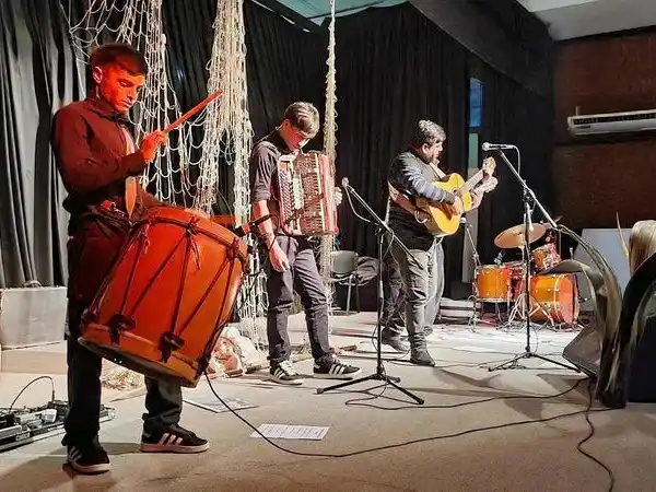 Los músicos Rodrigo Vera y Roger Maza 
abrieron el ciclo Cuando el río suena, cantos trae