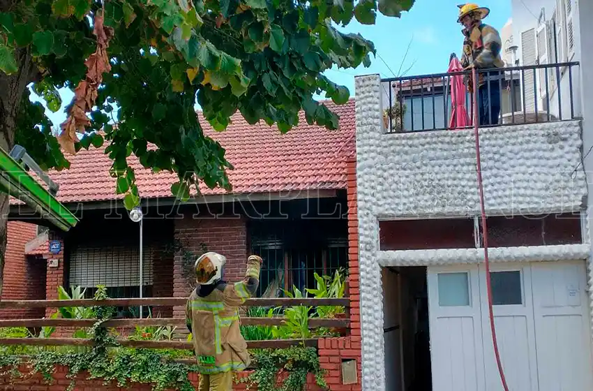 Bomberos sofocaron un incendio en barrio San Carlos