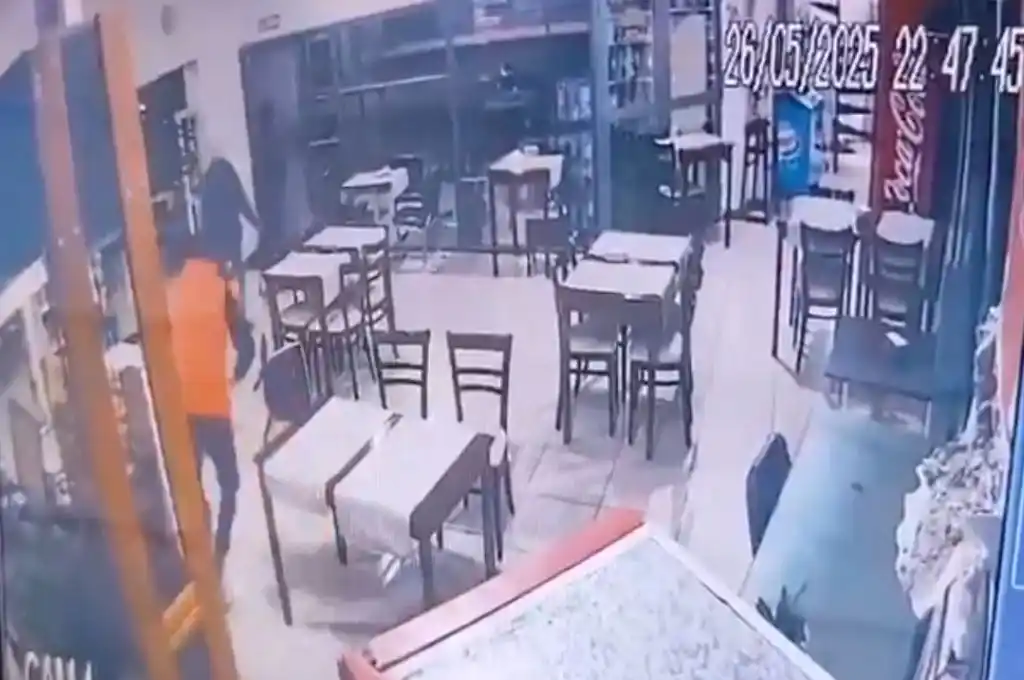 Enfrentó a los delincuentes a sillazos