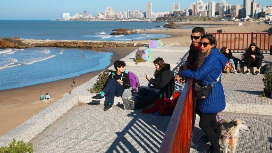 Viernes fresco con cielo despejado a parcialmente nublado