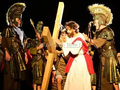 Con una asistencia multitudinaria, se representó la Pasión de Cristo junto al río