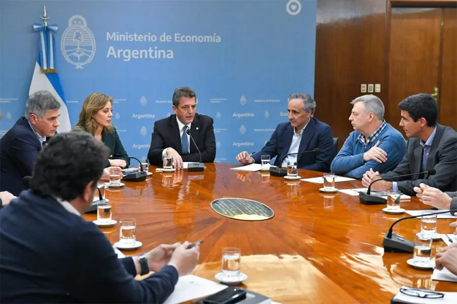 Primero terminan de subir las naftas 12,5% y después congelan el precio hasta el 31 de octubre