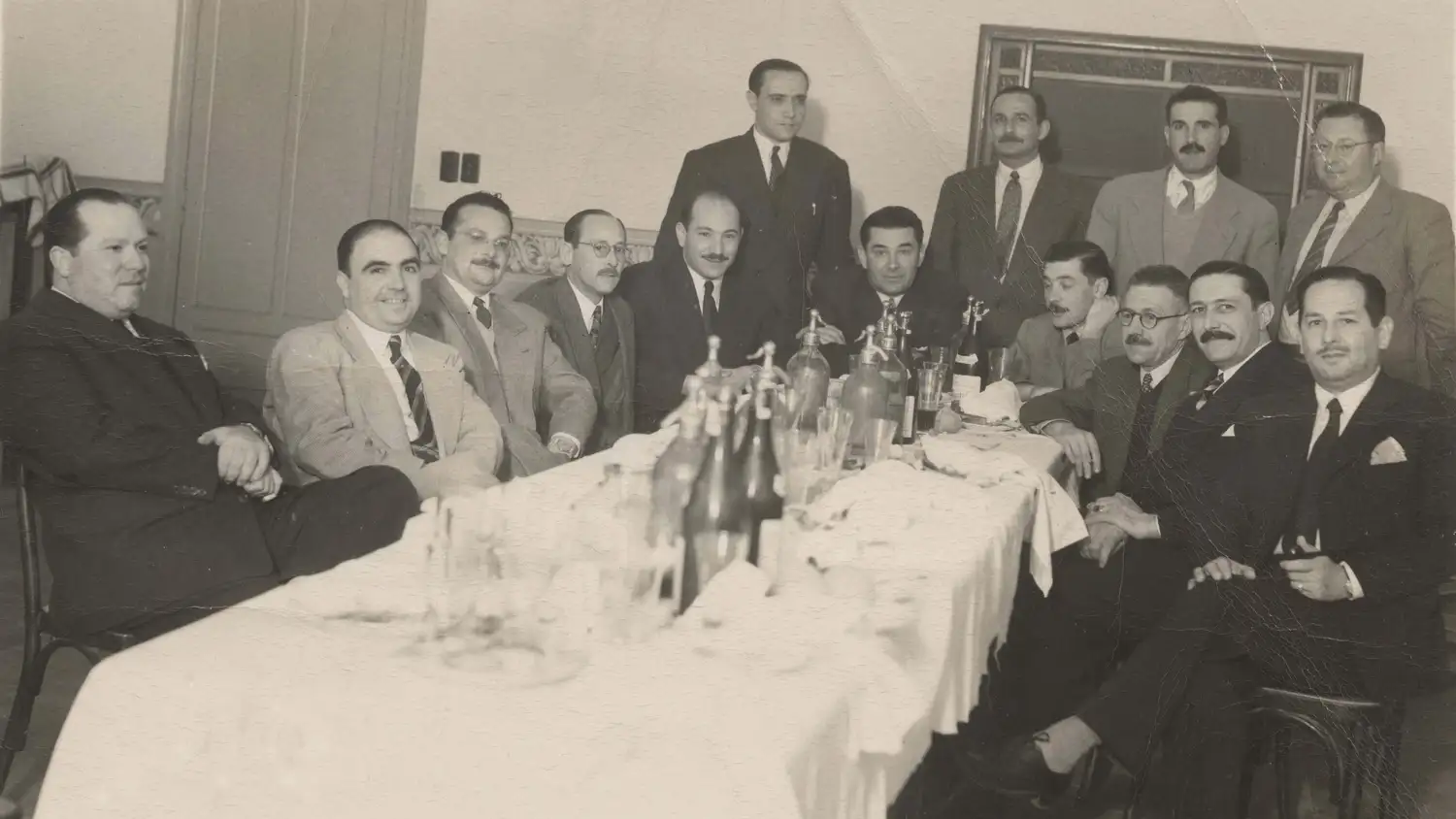 Grupo de médicos, entre ellos, el Dr. Eladio Negri, el Dr. Raùl Vaschalde, y Dr. Arturo Pitt Funes.