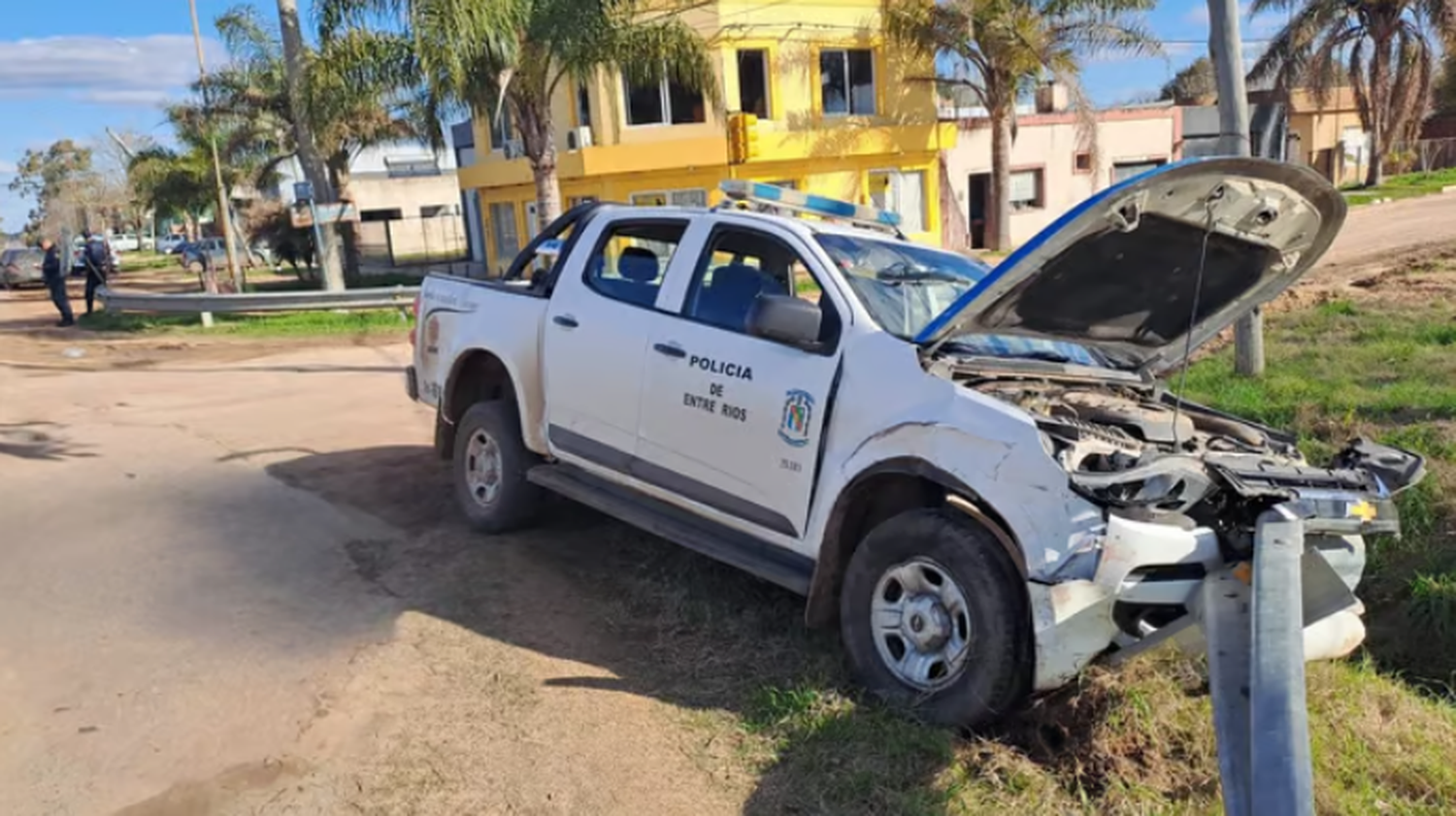 Un patrullero chocó un auto y un vecino tuvo que ser hospitalizado