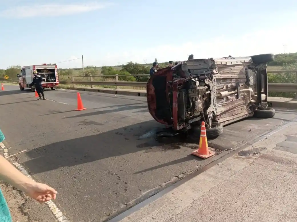 Volcó un auto en un puente de Ruta 12: por milagro no cayó al vacío