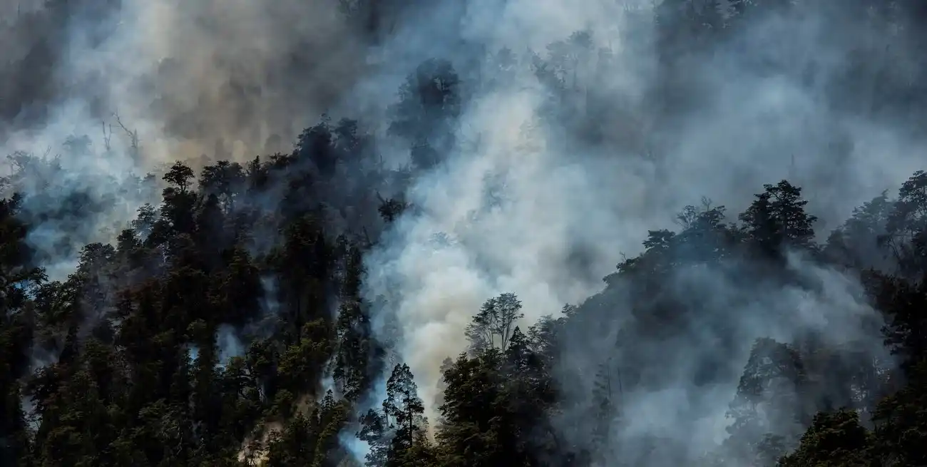 Los policías y brigadistas evaluarán las nuevas condiciones para dar continuidad a las tareas para acabar con el fuego.