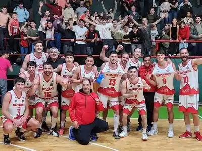 El festejo final del plantel rojinegro en Villa Italia.