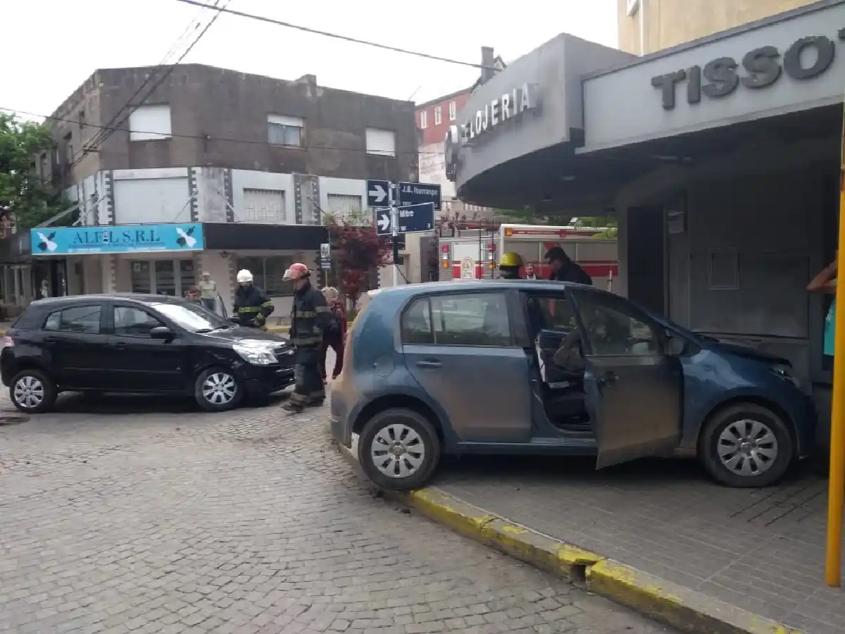 Chocaron dos autos y uno terminó sobre la vereda 