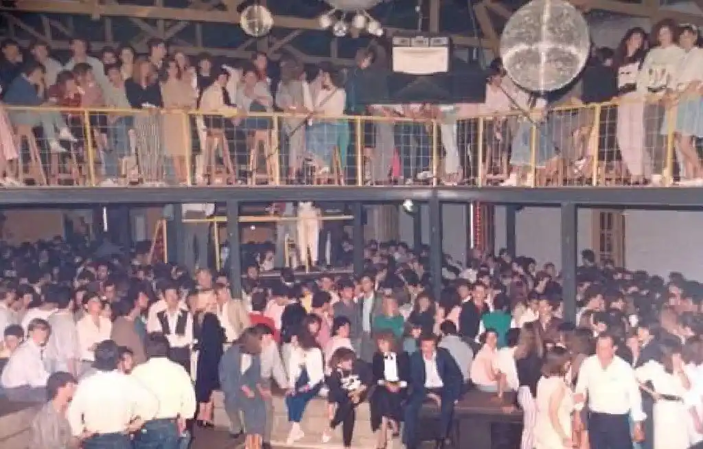 La Fabrica Disco Esperanza, abarrotada de gente