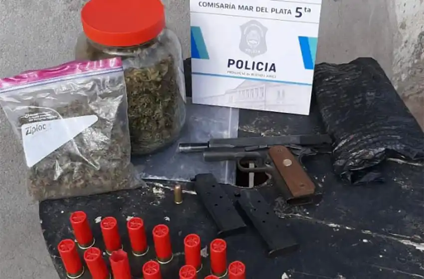 No se querían ir de la casa y amenazaron con un arma de guerra al nuevo inquilino: tenían droga