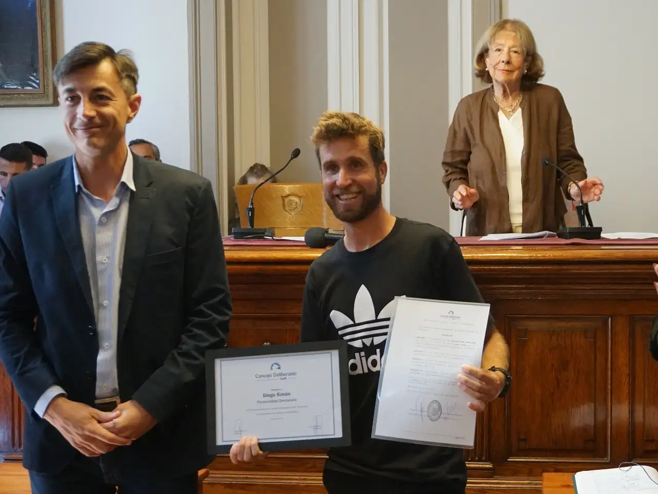 El atleta con el reconocimiento recibido en la sesión del Concejo Deliberante.