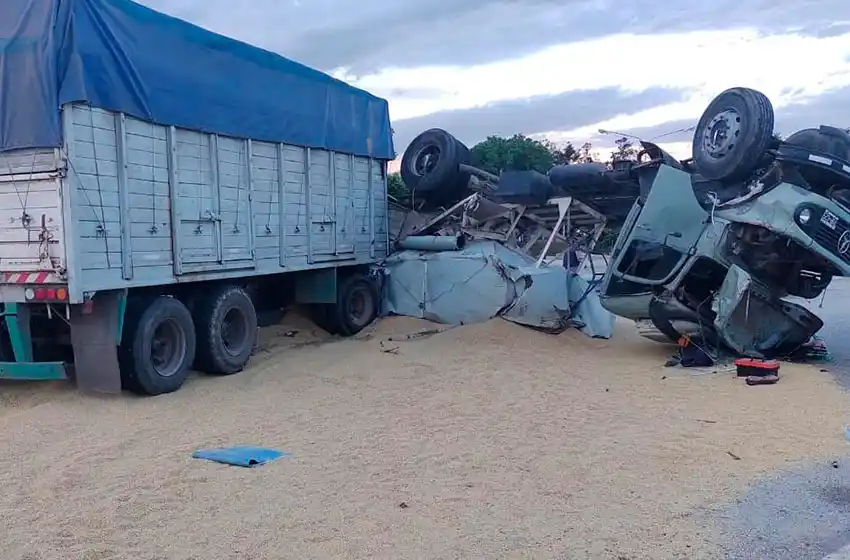 Un camión cargado de cebada volcó en la rotonda de Balcarce