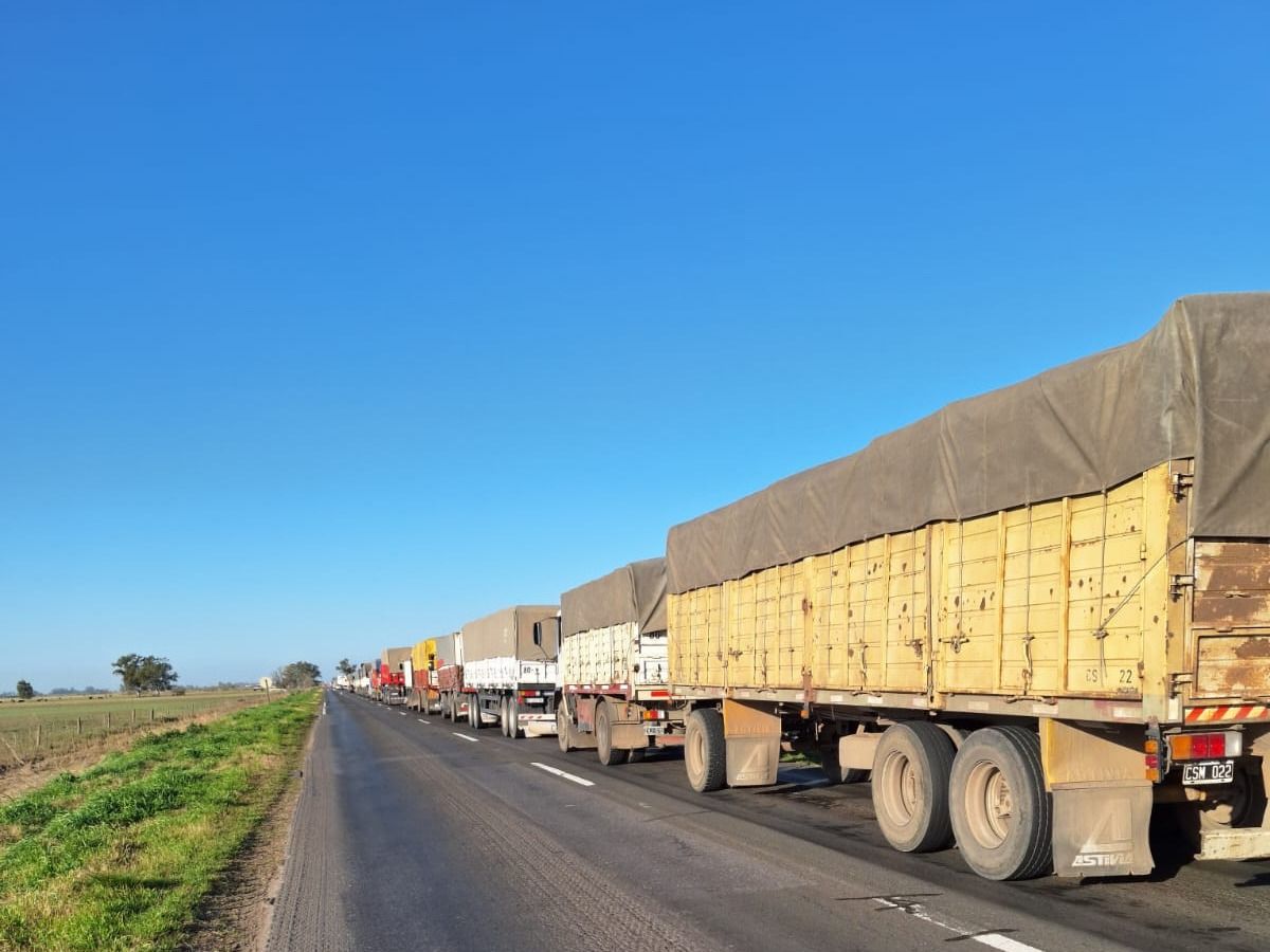 Los cortes alternados generan colas de hasta 3 km. Foto: Sur24.