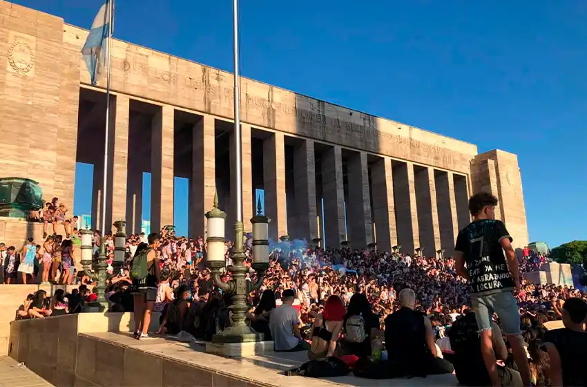 A puro color y cántico, estudiantes celebran banderazo en el Monumento