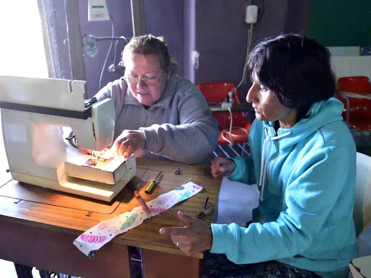 En los galpones del Belgrano cinco mujeres cosen sus sueños