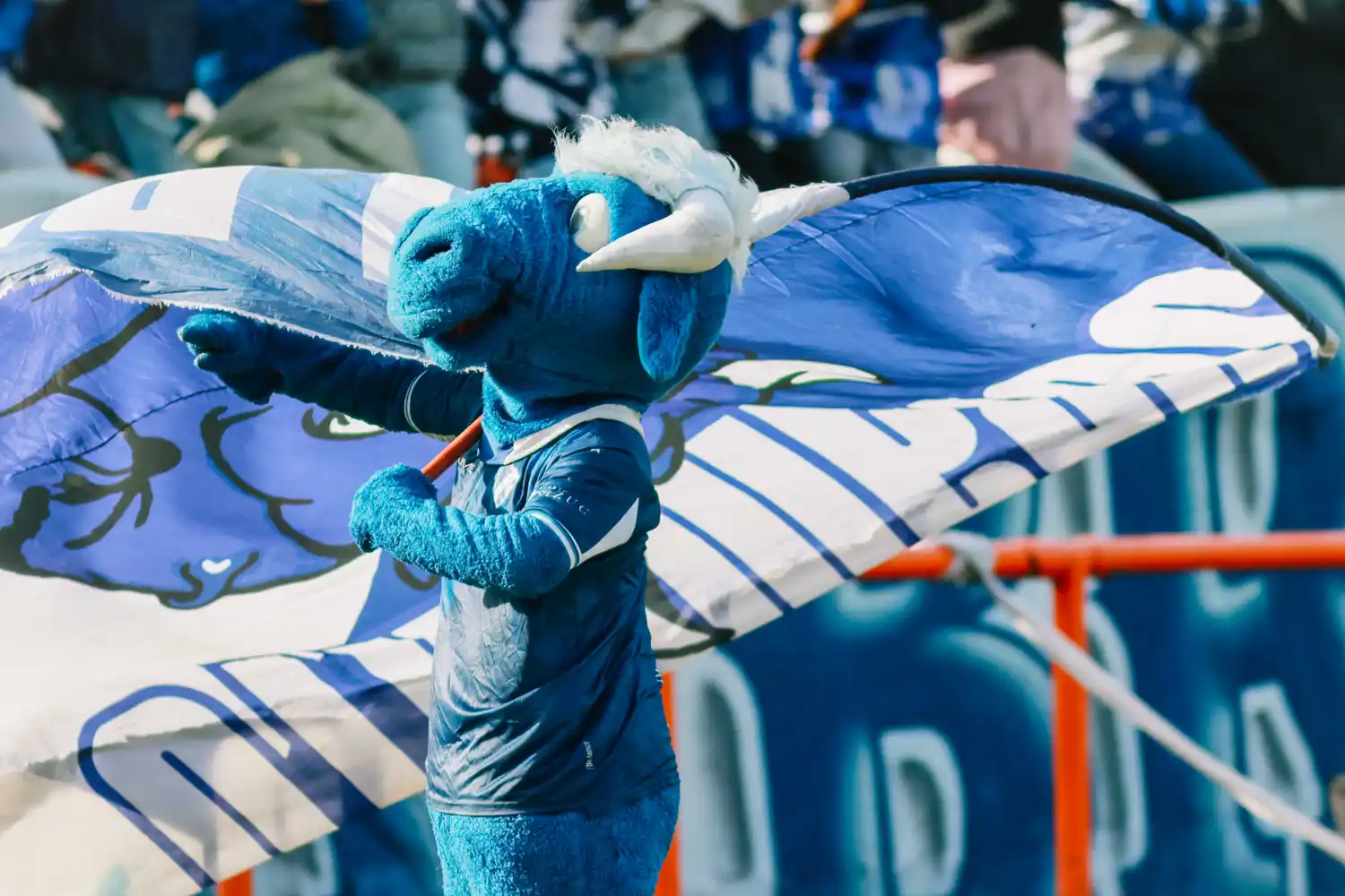 La hinchada de Alvarado alentando al equipo