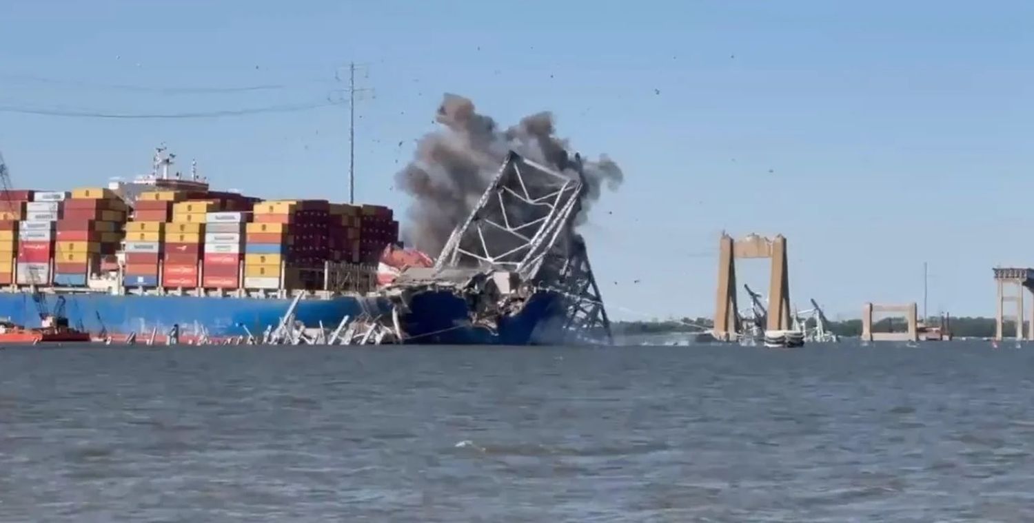 La demolición controlada del tramo restante del puente representa un paso significativo hacia la liberación del buque portacontenedores Dali, que quedó atrapado entre los escombros.