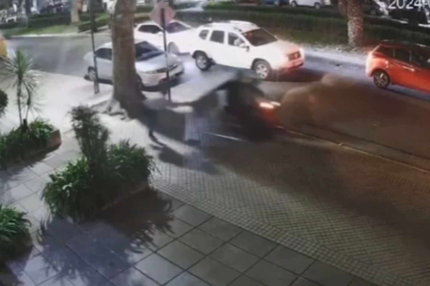 Video: motochorros arrastraron a una mujer para robarle en Oroño y Mendoza
