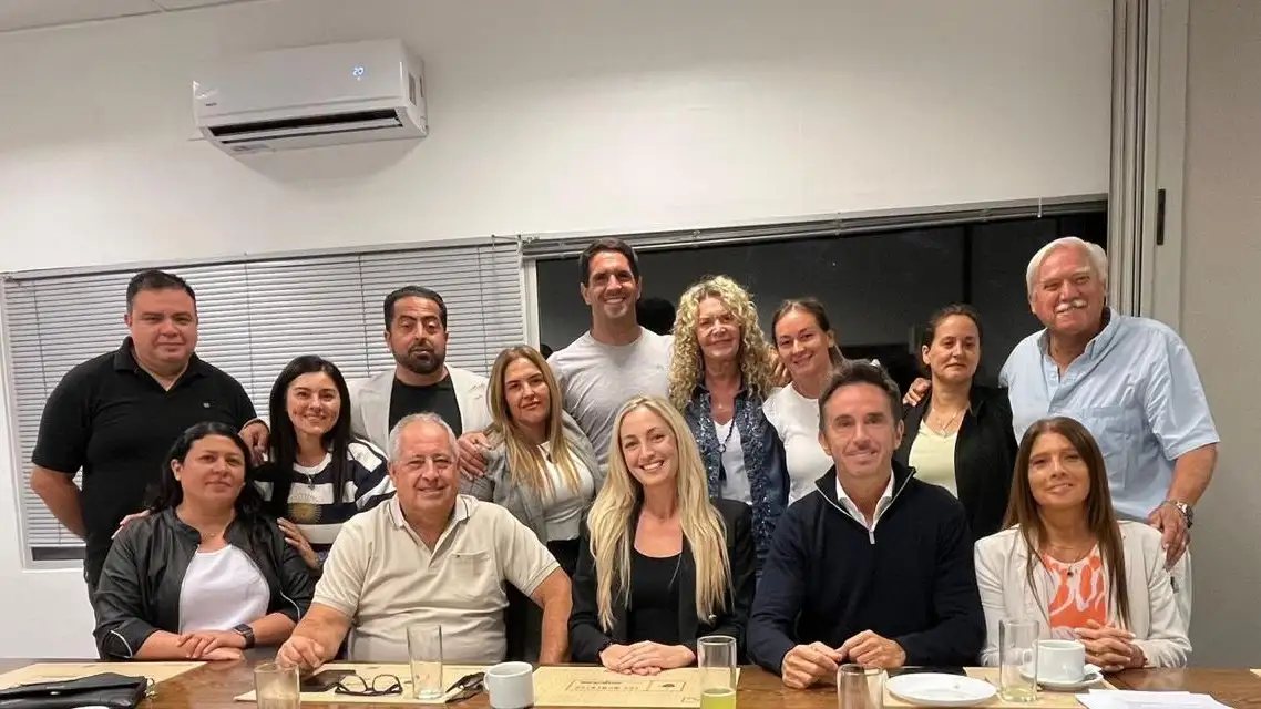 referentes de lla - pro posan para la foto en un salón