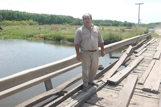 Se desmoronó la cabecera del puente enclavado sobre el arroyo El Sauce 