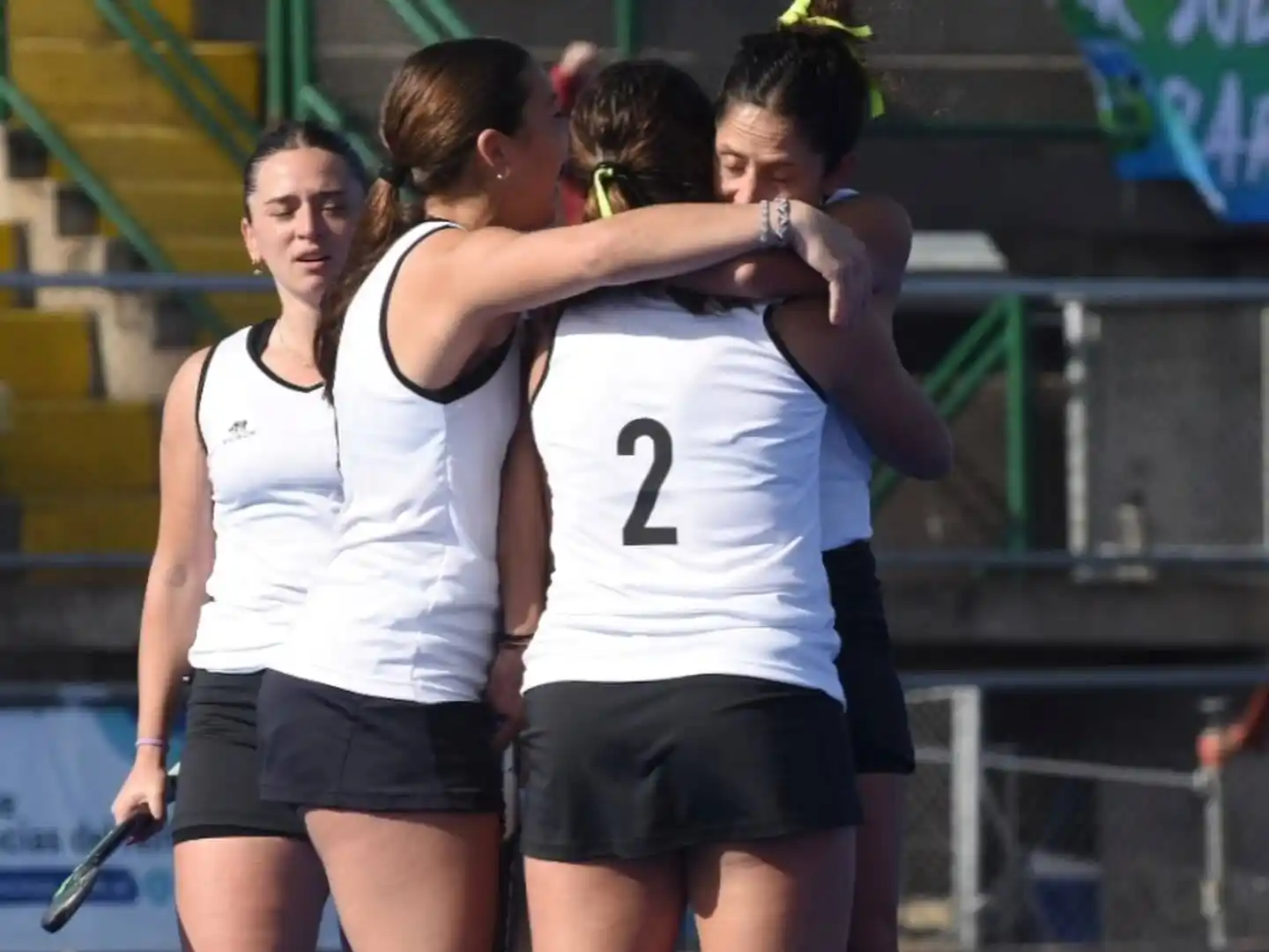 El festejo del seleccionado femenino, que irá por el ascenso.