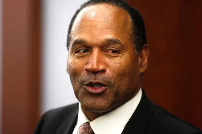 Murió OJ Simpson, la estrella de fútbol americano cuyo juicio por asesinato conmovió al mundo