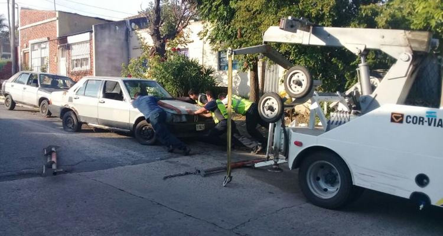 Retiraron de la vía pública dos autos abandonados