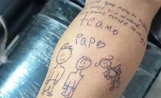 Su esposa murió de cáncer y se tatuó un dibujo de su hijo