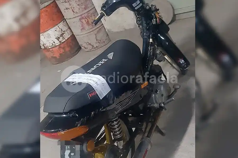 Se accidentó y terminó con la moto secuestrada porque andaba “flojísima de papeles”