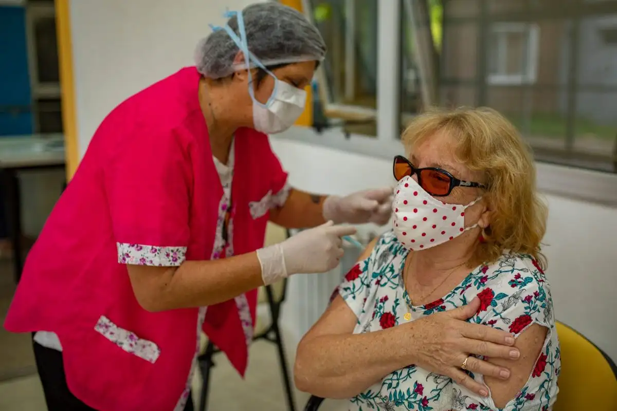 La tercera dosis de refuerzo se aplicará al cuarto mes de haber recibido la segunda