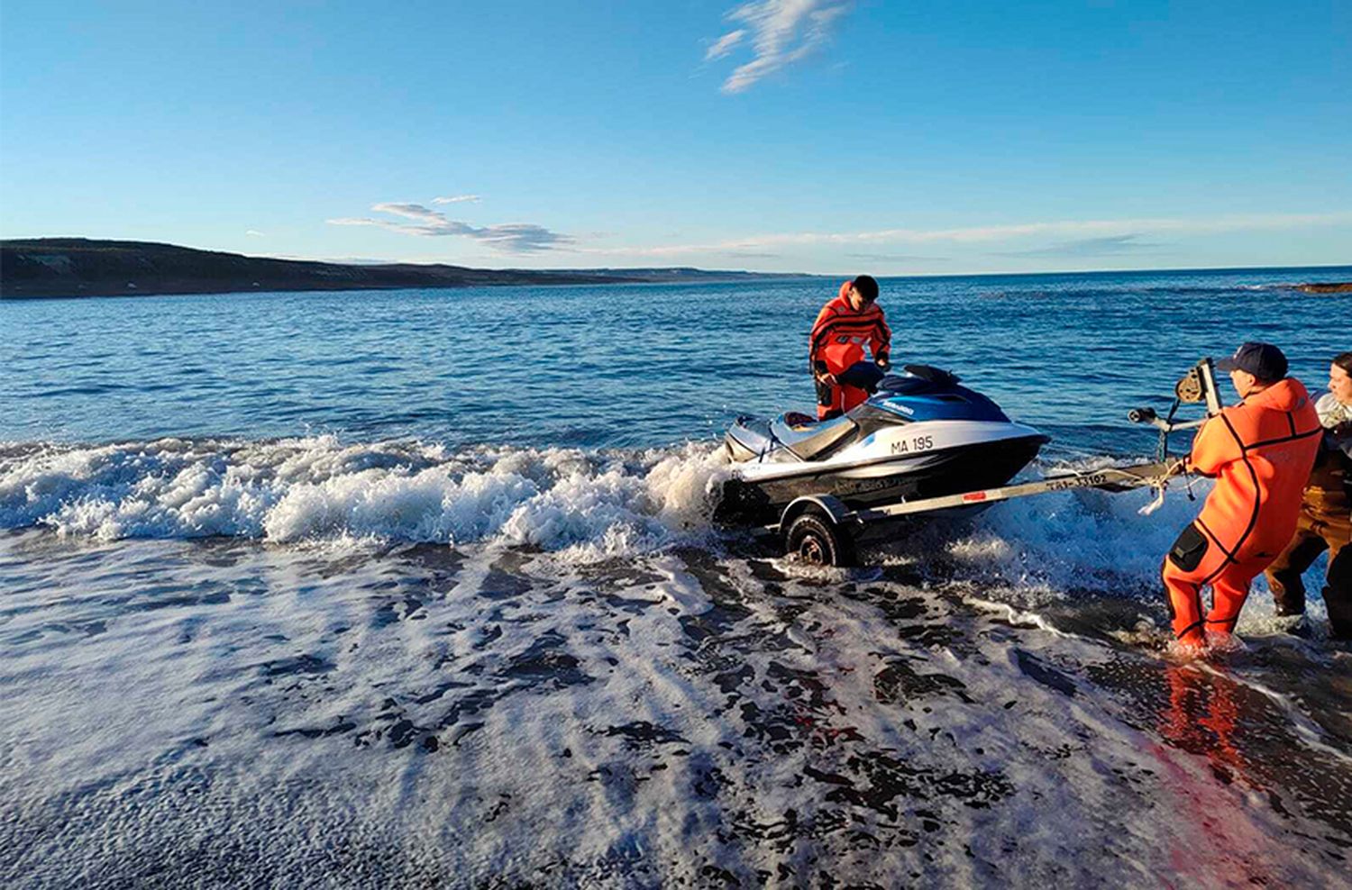 Emergencia en Rawson: Prefectura rescató a tres pescadores que no podían volver a la costa